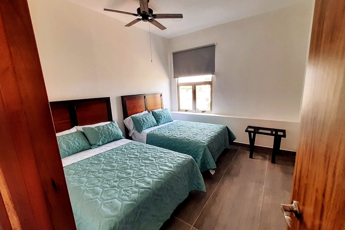 第二间卧室设有两张全尺寸床，最多可入住4人。

遮光帘、风扇和行李架