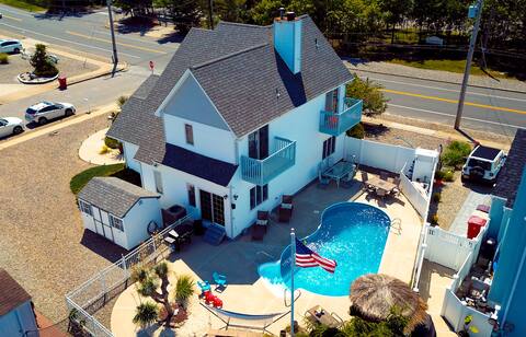 Beautiful Shore Home with Heated-Salt Pool & Bay!