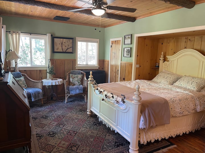 Cabin in the Clouds surrounded by trees! Tiny houses for Rent in