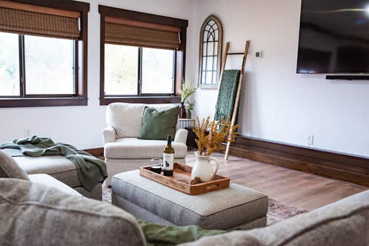 New! The Sanctuary House w/mountain view sleeps 14