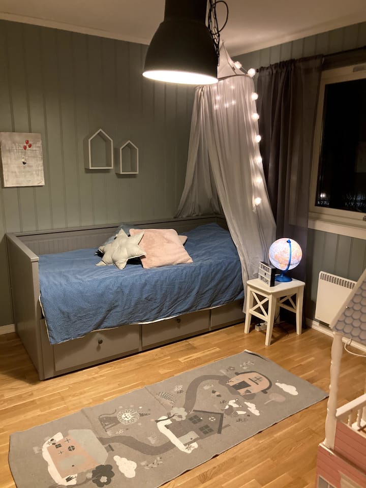 غرفة النوم 3، الطابق 1. (يمكن تحويله إلى سرير مزدوج)