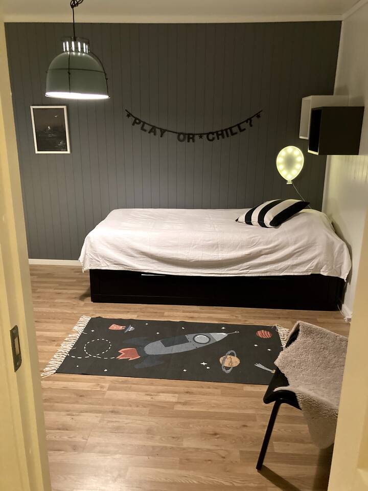 غرفة النوم 4، الطابق الأول (يمكن تحويلها إلى سرير مزدوج)