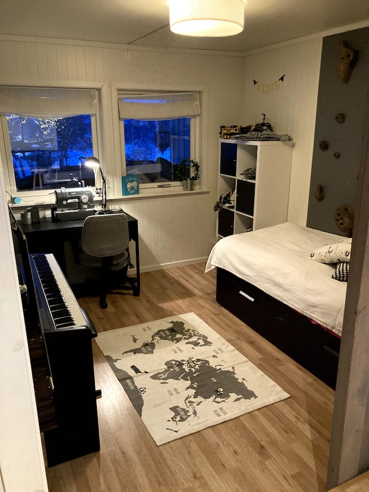 غرفة النوم 5، الطابق 1. ( يمكن تحويلها إلى سرير مزدوج)