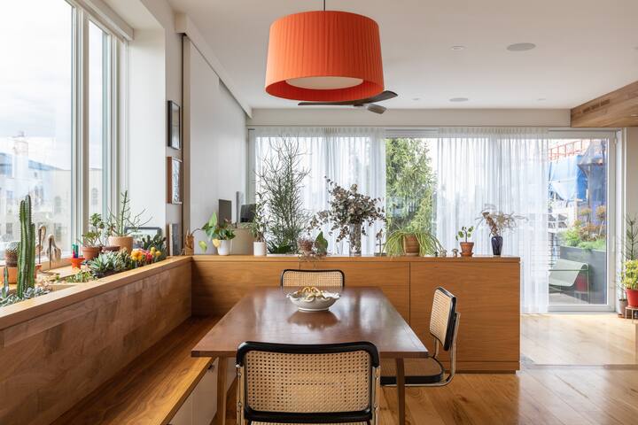 Warm Contemporary Penthouse with Rooftop gallery image 4