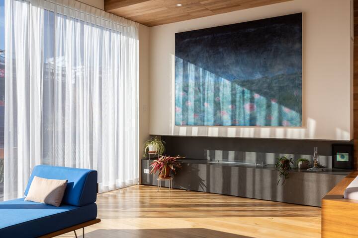 Warm Contemporary Penthouse with Rooftop gallery image 5