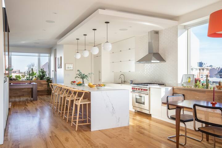 Warm Contemporary Penthouse with Rooftop gallery image 3