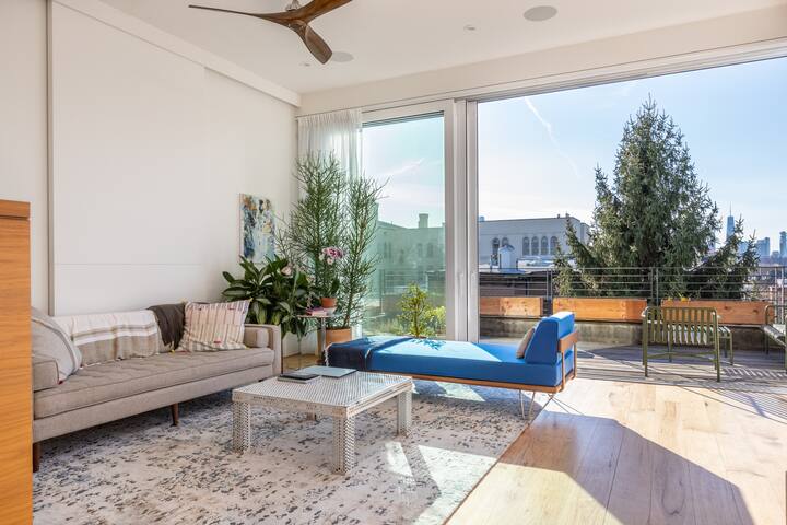 Warm Contemporary Penthouse with Rooftop gallery image 2