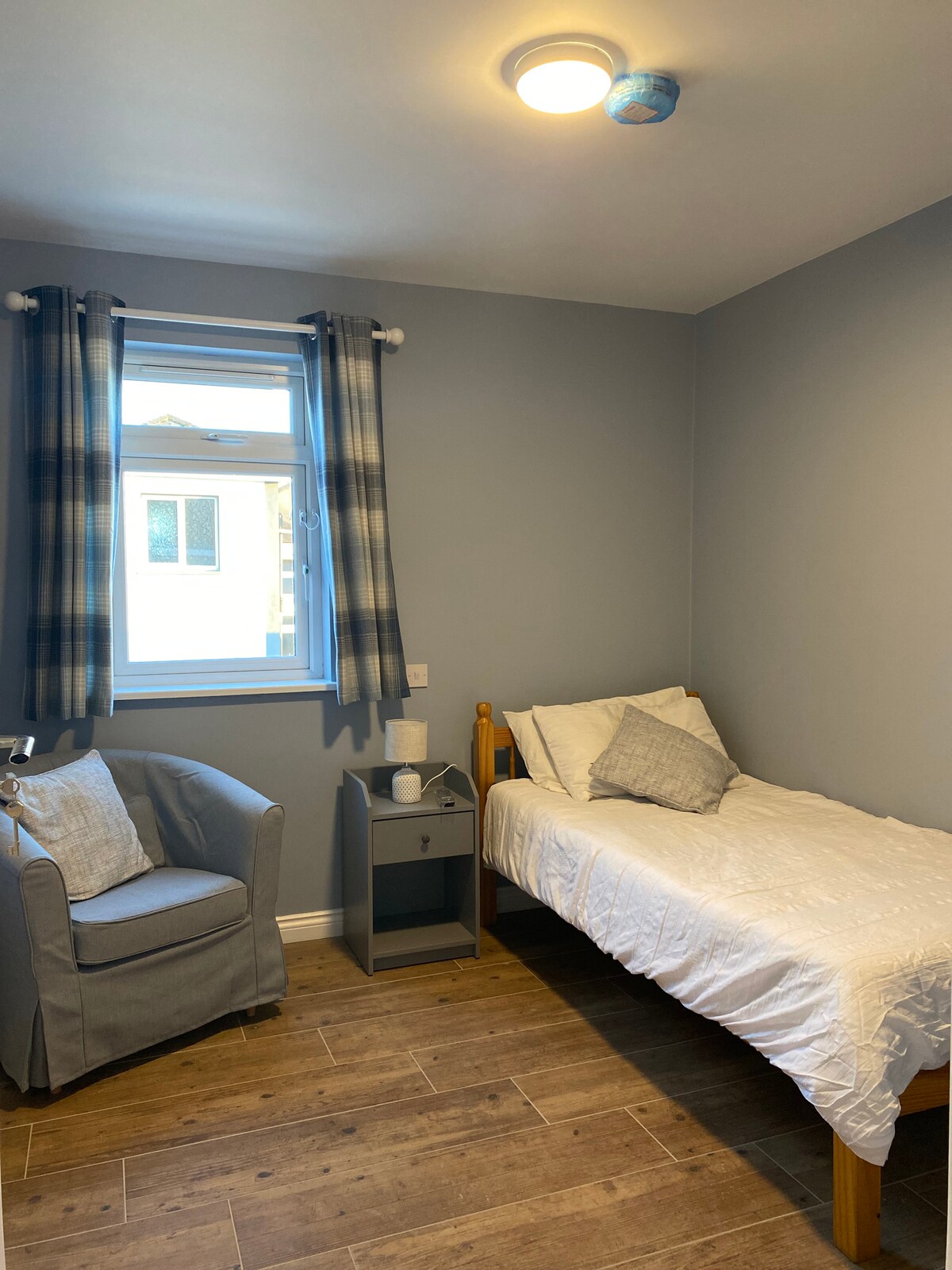 Tenemos 3 habitaciones individuales y una habitación doble en las familias Byre

son bienvenidas.