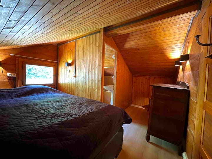 Spálňa 3: 
Boxspring 180 x 220
2 vankúše,
2 prikrývky
1 veľká horná terasa 180 x 220
Commode
