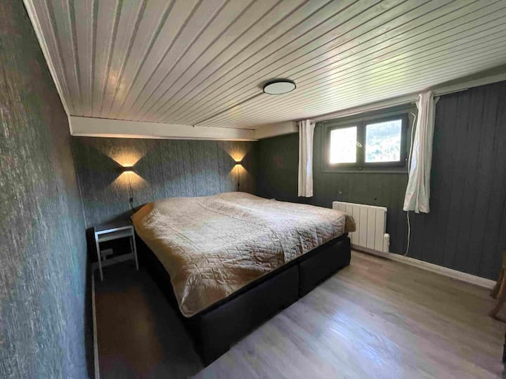 Spálňa 1: 
Boxspring veľkosti 200 x 220
2 vankúše,
2 prikrývky
1 veľká skriňa 200 x 220
šatník 