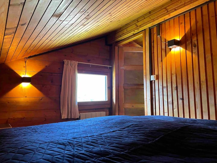 Spálňa 4: 
veľkosť Boxspring 200 x 220
2 vankúše,
2 prikrývky
1 veľká horná terasa 200 x 220