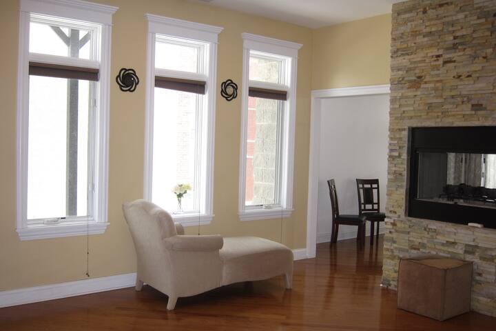 Spacious Beauty 3BR 3Bath Duplex w/ Roof-Top Deck gallery image 3