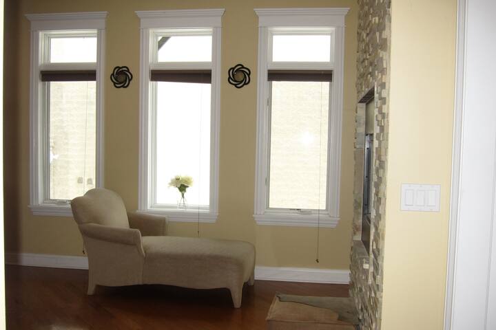 Spacious Beauty 3BR 3Bath Duplex w/ Roof-Top Deck gallery image 4