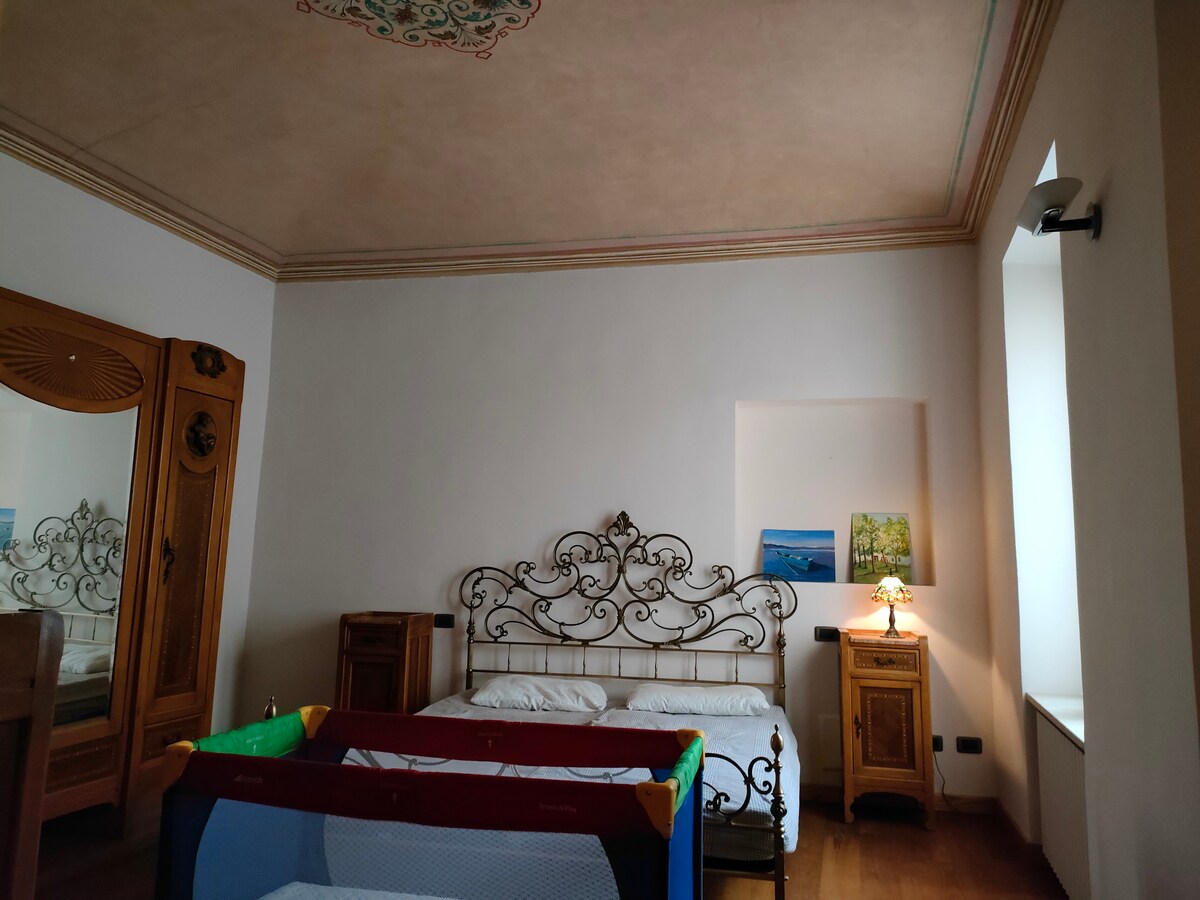 Двокреветна соба со кревет за кампување за дете, ноќни масички, гардероба и гардеробер 