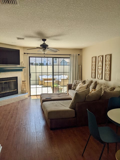 Sunny Side 3 blocks from the beach!