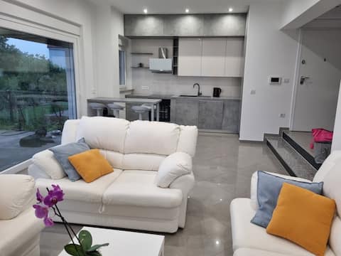 Spacious apartment with garden and parking