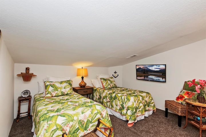 Лофт с 2 единични легла и телевизор