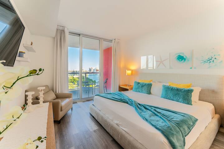 Luxurious Two Bedroom Waterway View 16+Floor