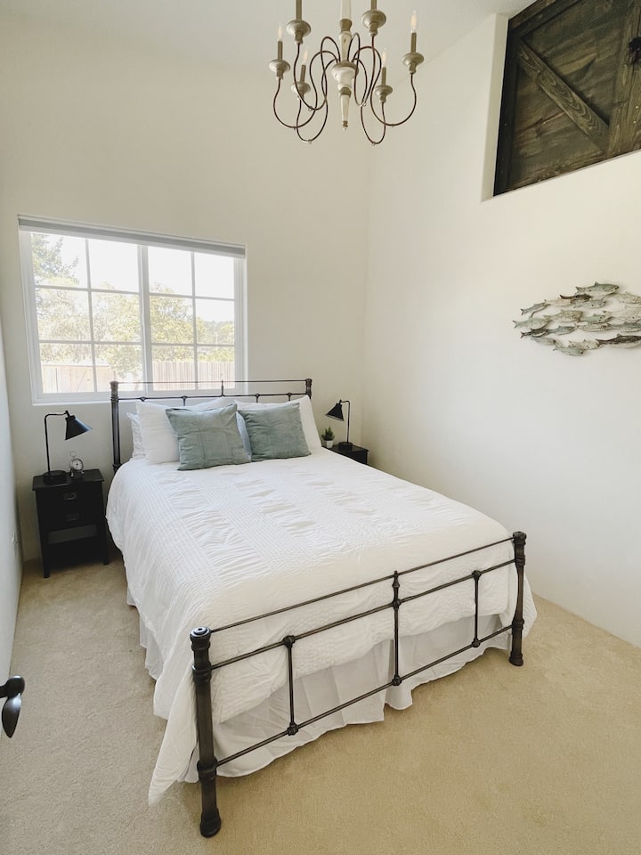 חדר שינה 2: מיטת קווין סייז, מנורות עם מגע עם יציאות USB וארון גדול

שמיכות נוספות, כריות, סדינים, כמו גם מאוורר נוסף וסל כביסה מתקפל המסופק בארון.  