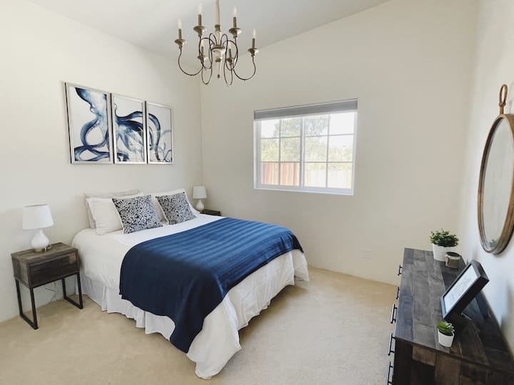 חדר שינה 1: מיטת קווין סייז, ארון גדול, שידה ושידות לילה עם מטעני USB.  סדינים נוספים, שמיכות, כריות, סל כביסה מתקפל ומאוורר נוסף זמין בארון.  