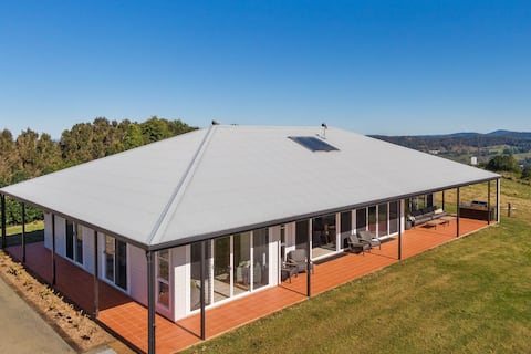 Lux Country Homestead! Pet friendly, 4 bed +3 bath