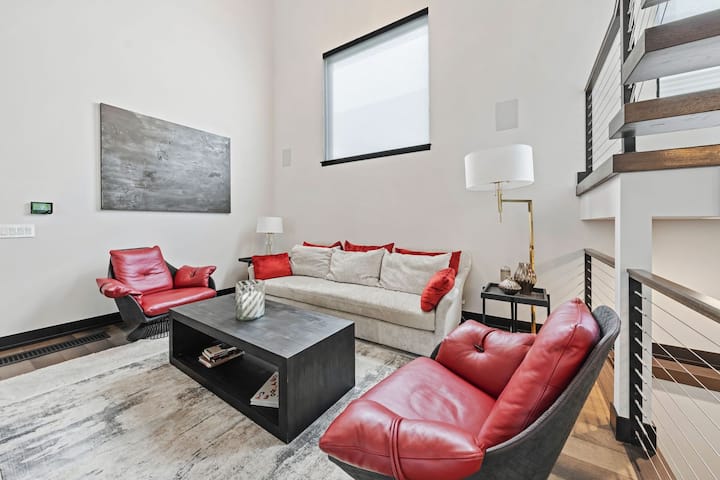 Lux Downtown Home: 2 King Suites In Royal Oak! - Berkley, MI