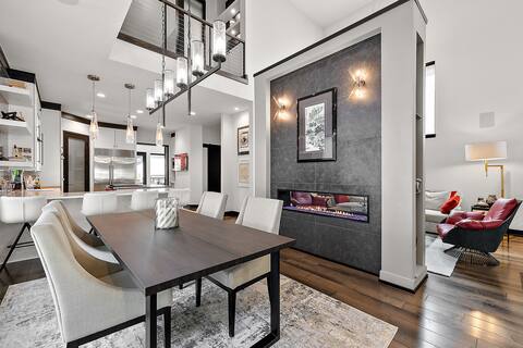 Heart of Downtown Luxurious Home - Two King Suites