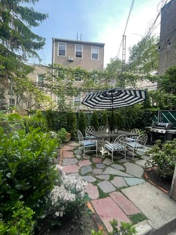 Townhouse with garden gallery image 2