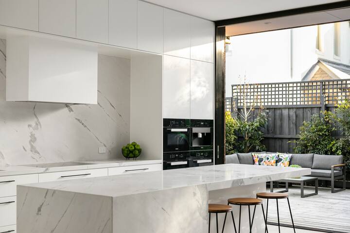 Luxury living in exclusive location gallery image 4