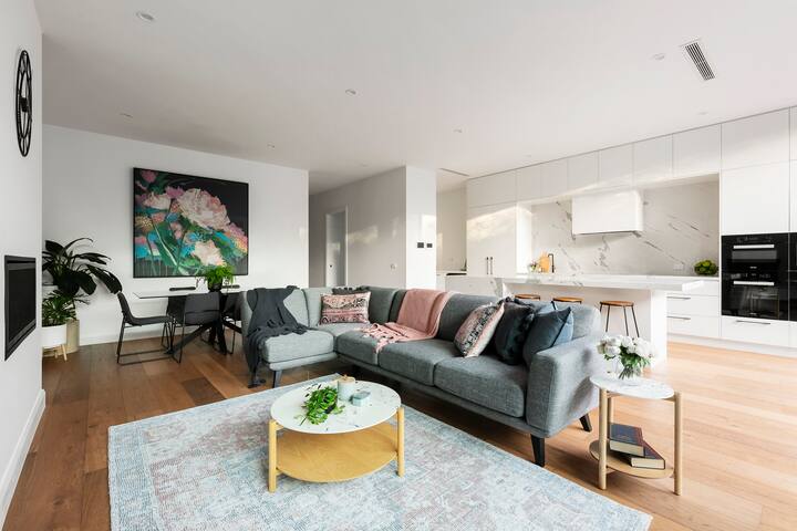 Luxury living in exclusive location gallery image 5