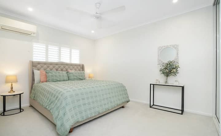 在这个阳光明媚的华丽空间中放松身心，配备豪华双人床和电视。