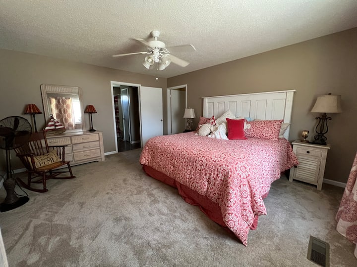 سرير كبير بحمام