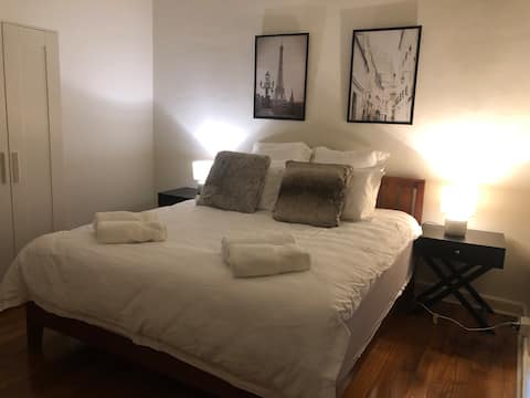 Successful Airbnb property: King bed,Ideal for long /short term stays Richmond in Richmond
