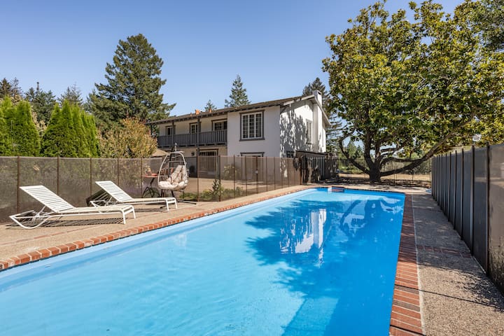 Luxury garden villa w/ hot tub and game room