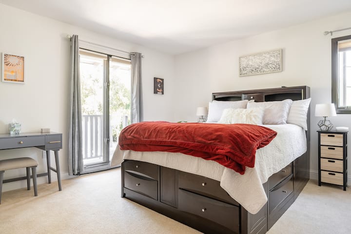 Спална соба со брачен кревет