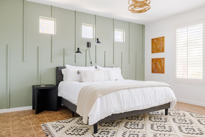 Пространа главна спална соба со удобен брачен кревет и 50-инчен паметен телевизор.