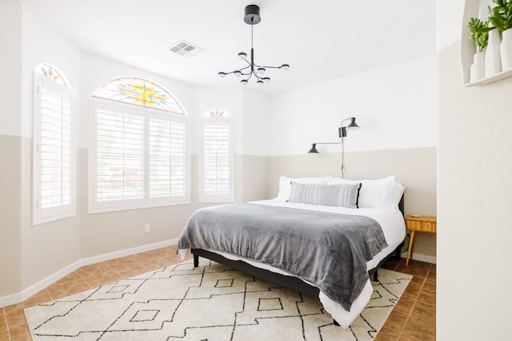 Секундарна спална соба со уште еден удобен брачен кревет (широк 150-179 см).