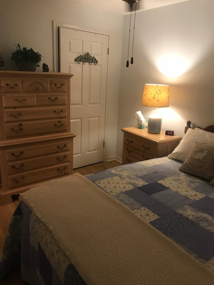 ห้องนอนพร้อมเตียงควีนไซส์และตู้เสื้อผ้าแบบเดินเข้าได้พัดลมเพดาน 