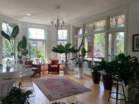 Stylish 3-bdrm apt. w/ terraces next to the beach