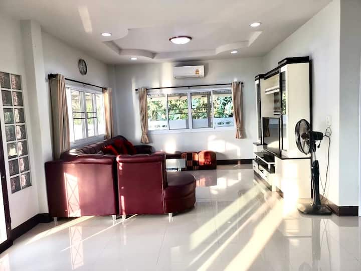 บ้านร่มเย็นสไตล์รีสอร์ต พร้อมสนามหญ้าหน้าบ้าน - Phitsanulok