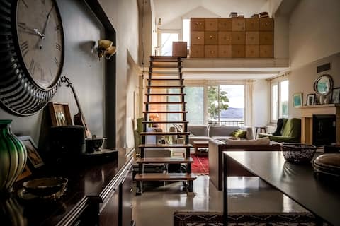 Playful triplex, astonishing scenery