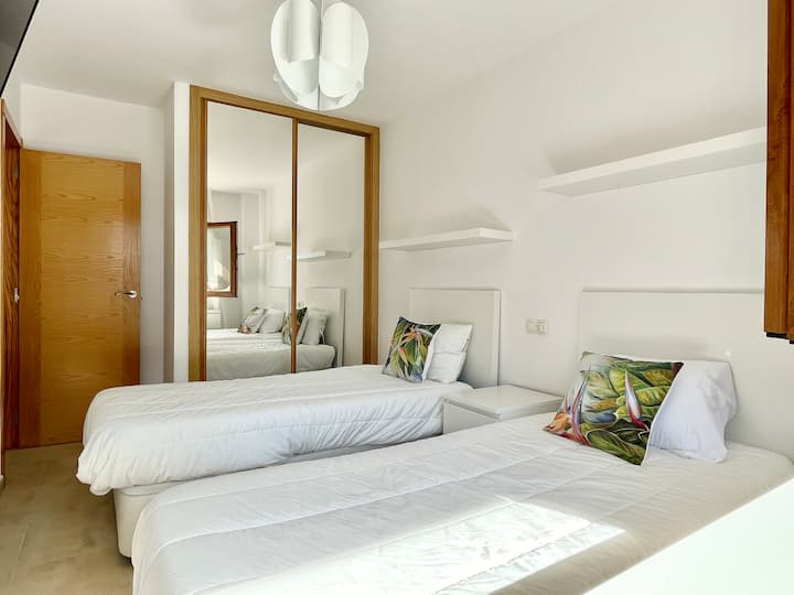 2号卧室配有两张单人床