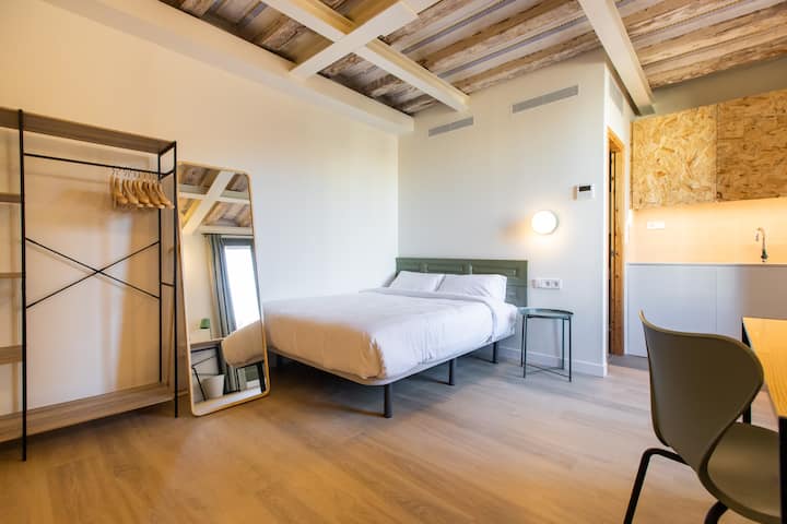 Bonita Suite Con Balcón Privado En  Co-living - Barcelona