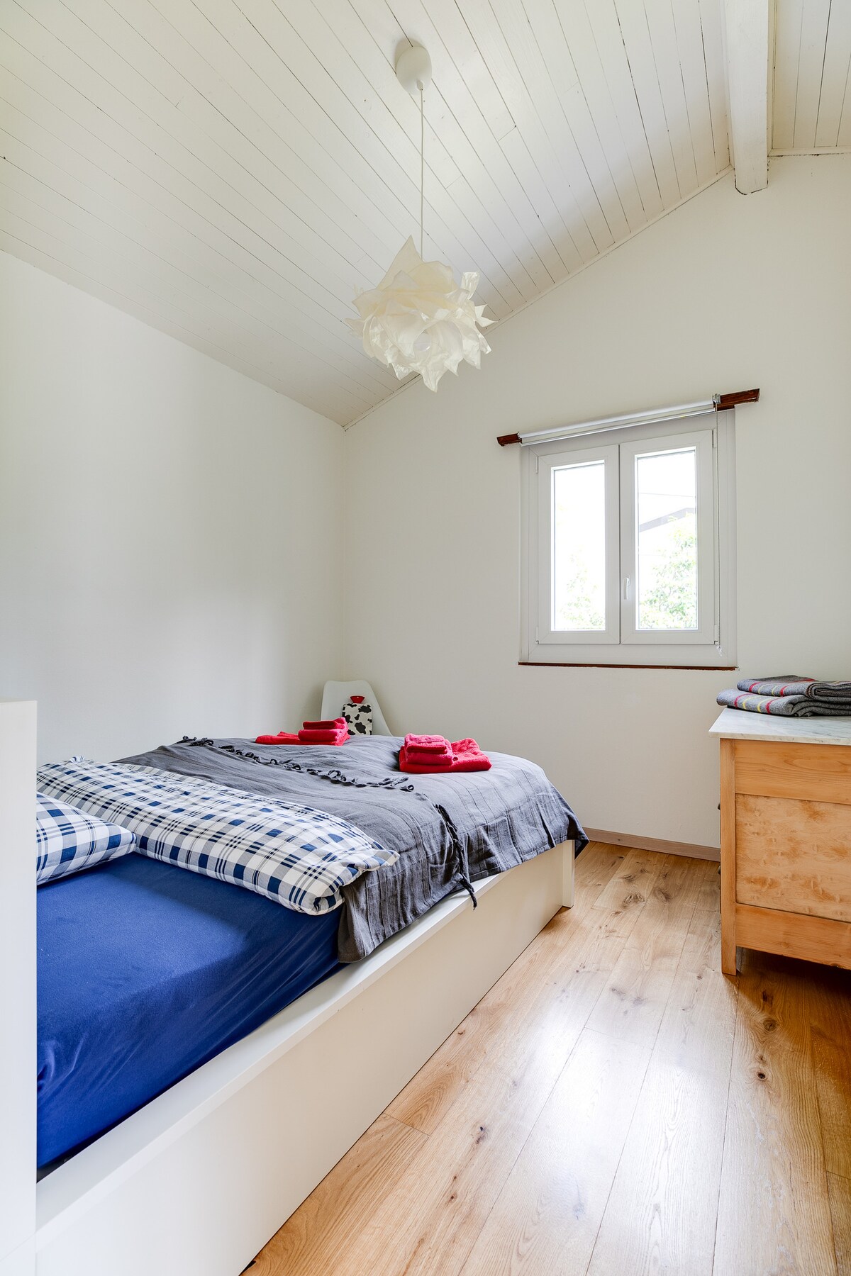 2号卧室的床尺寸与1号卧室相同。高高的白色天花板为房源营造出微风吹拂的氛围。