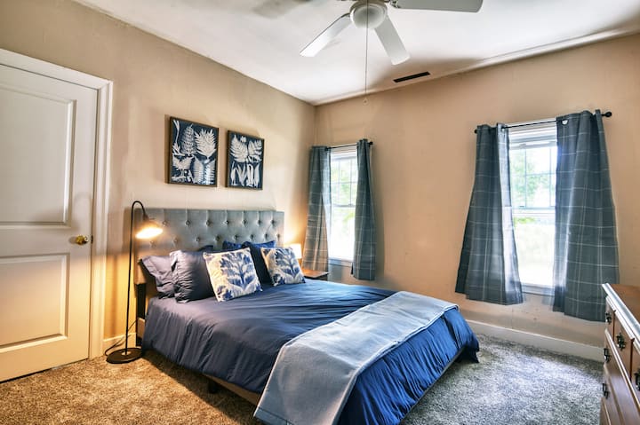 1号卧室：标准双人床、吊扇、古董梳妆台、遮光窗帘、衣柜。 