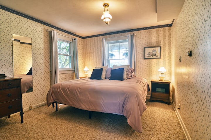 一楼卧室配有加大双人床、古董梳妆台、遮光窗帘、衣柜。 