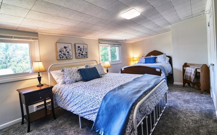 卧室# 4 ：一个大床和一张双人床。古董梳妆台。  