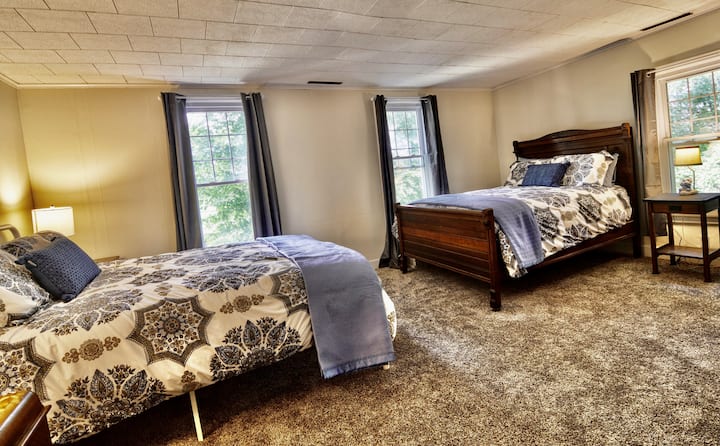 卧室# 2 ：一张大床和一张双人床。古董梳妆台。内置衣橱。遮光窗帘。 