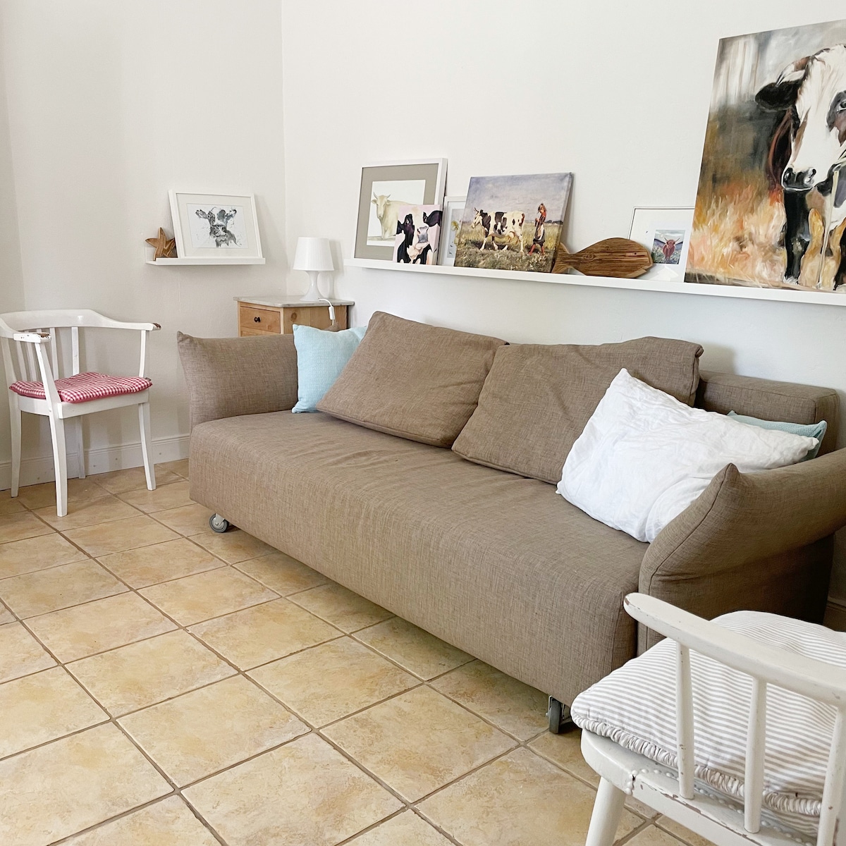 Სასტუმრო ოთახი გასაშლელი დივნით (დახრილი ძირი)