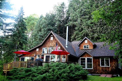 ~Cabin retreat nestled in the woods with views~